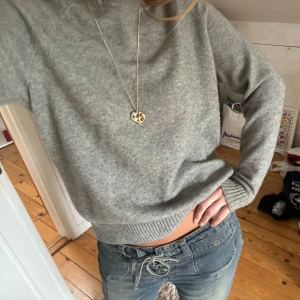 Grå stickad tröja - Säljer en supermysig grå stickad tröja med långa ärmar och ribbade muddar.