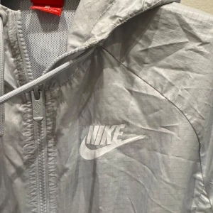 Grå och vit vindjacka från Nike - Kommer inte till användning 