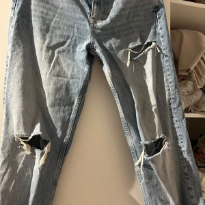 Ljusa jeans med slitningar - Säljer ett par ljusa jeans från Perfect Jeans i storlek 38. De har en cool, sliten look med hål på knäna och en klassisk femficksdesign. Perfekta för en avslappnad stil! 🕶️