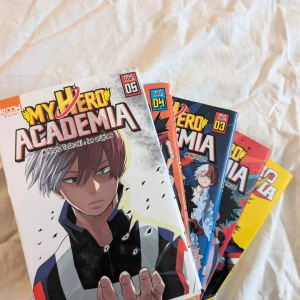 My Hero Academia Vol. 1-5 - Säljer fem volymer av den populära mangan 'My Hero Academia'. Volymerna 1, 2, 3, 4 och 5 är i bra skick och har färgglada omslag med karaktärer från serien. Perfekt för mangafans!