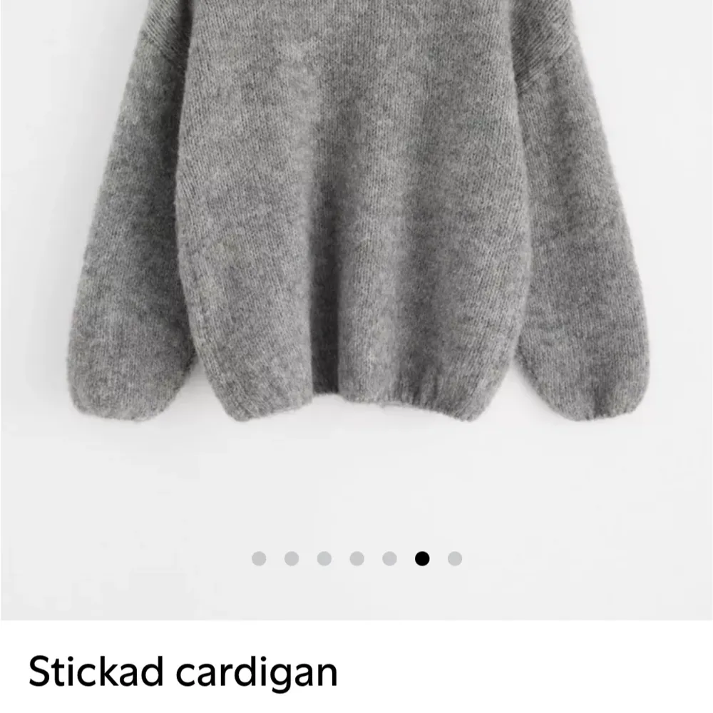 Mysig grå kofta från Lindex i storlek XS/S. Perfekt för kyliga dagar med sin stickade design och lösa passform. Använd men mycket bra skick(lite nopprig) Helt slutsåld online och i dom flesta butiker. Nypris 399kr. Tröjor & Koftor.