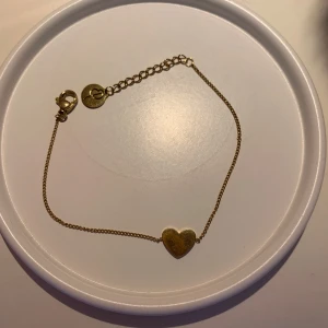 Guldarmband med hjärta Edblad  - Säljer denna jätte fina armband från Edblad som jag inte använder längre då jag gillar silver mer. Har använts ett fåtal gånger. Nypris är 249🤍🌟