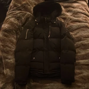 Svart jacka från Moose Knuckles - Säljer en svart pufferjacka från Moose Knuckles i bra skick, säljer denna för att jag aldrig använder den och aldrig gjort. 