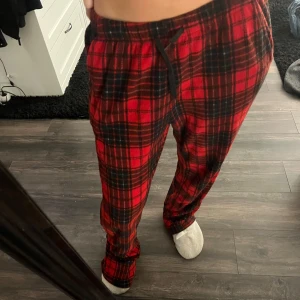 Röda rutiga mjukisbyxor - Vet inte riktigt vart dom är ifrån, men är i storlek 38/40 ❤️