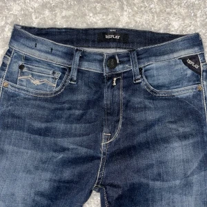 Blå jeans från Replay - Säljer ett par snygga blå jeans från Replay i storlek 27/30. De har en klassisk femficksdesign med Replay-logga på bakfickan. Jeansen är i bra skick och har en skön passform. Perfekta för både vardag och fest! Priset kan diskuteras! Skriv om ni vill ha mer bilder och vid funderingar 