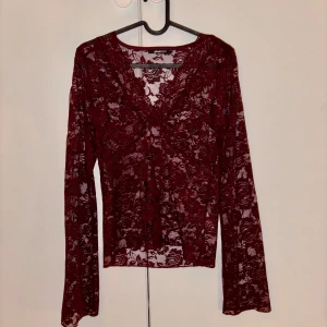 Spets topp - Jättefin vinröd spets topp ♥️ Aldrig använd endast testad 