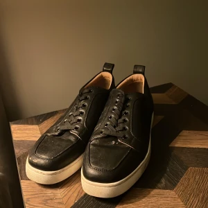 Svarta Louboutin skor  - Säljer ett par snygga svarta Louboutin skor, använt dem någon gång då och då absolut inte mycket!