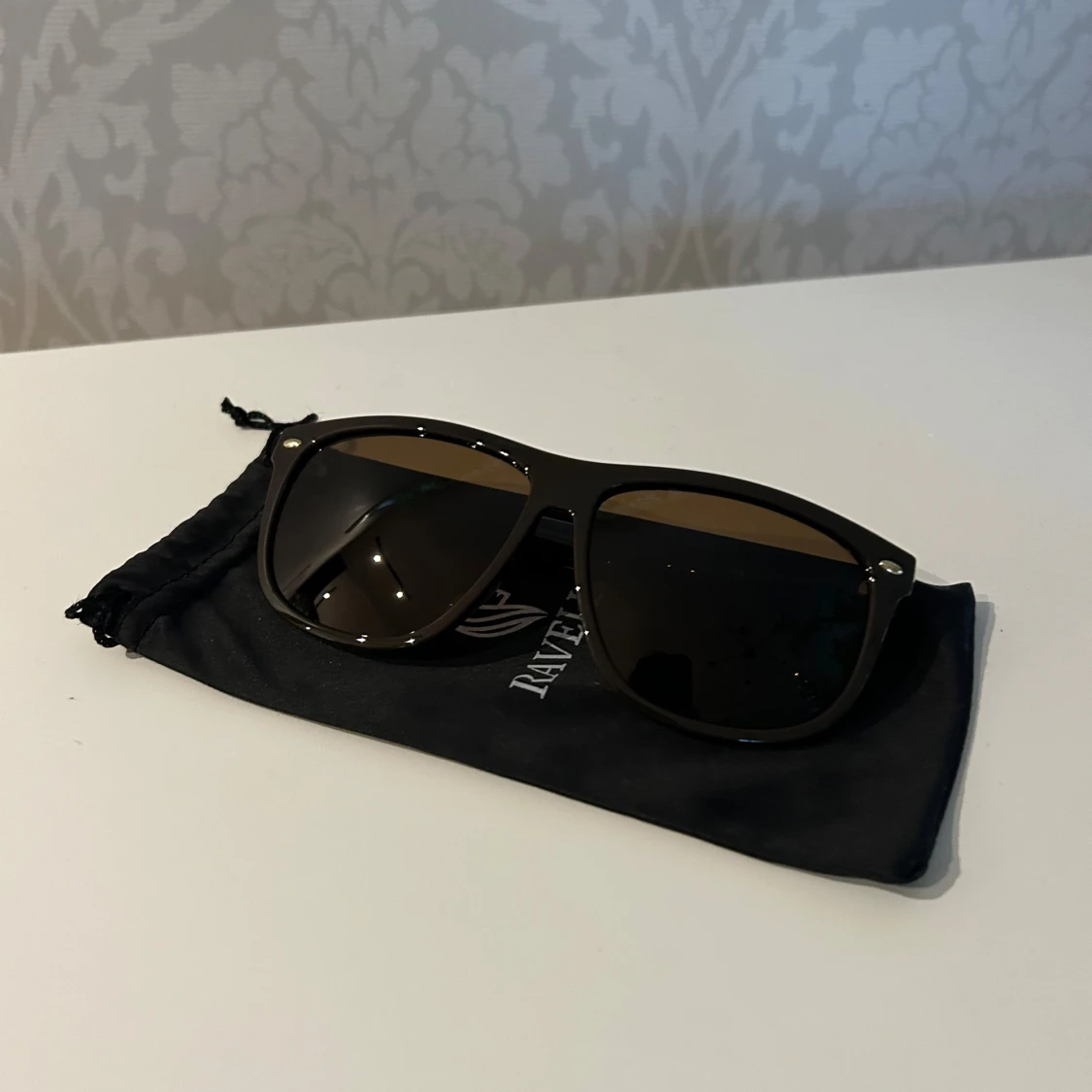 Säljer svart/brunna solglasögon från Ravello då dom inte används. Skick 10/10, har aldrig använts så dom är helt nya. Påse följer självklart med