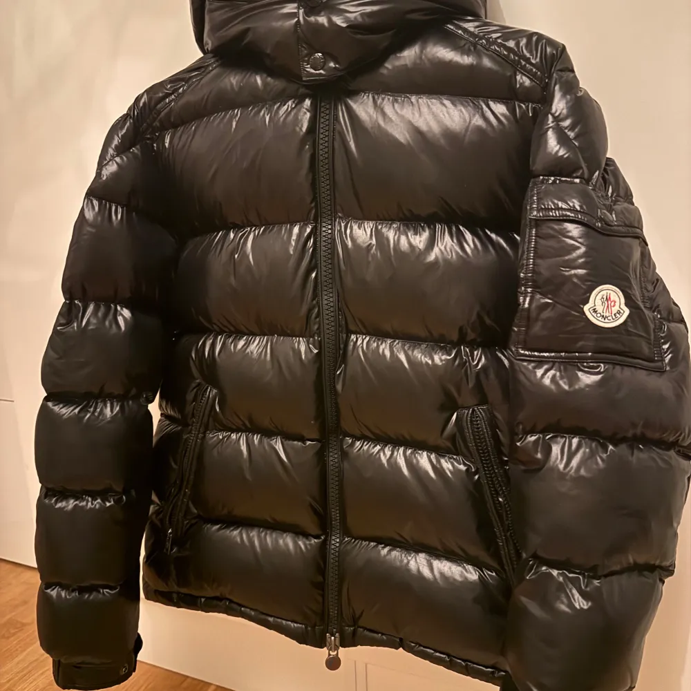 Säljer en snygg svart dunjacka från Moncler i mycket bra skick, utan defekter, storlek M. (Ingen NFT) Unisex passar både kille/tjej. . Jackor.