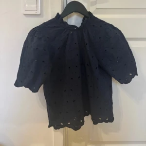marinblå blus lindex - Knappt använd så i bra skick, köpt för typ ett år sen
