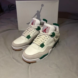Nike Air Jordan 4 Pine green - Säljer ett par snygga Nike Air Jordan 4. Perfekta för både vardag och fest! De är i nytt skick och kommer med originalkartong.