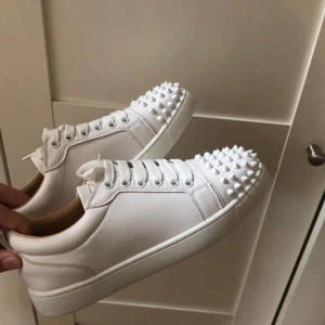 Vita loubs  - Säljer ett par snygga vita sneakers från Christian Louboutin. Pris kan diskuteras!