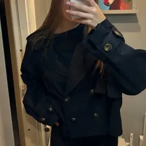 en kort trench från gina! Använd 1 gång 💕 jag på bilden bär vanligtvis s-m och den är mkt oversized på mig, se bilderna! Lapparna är bortklippta, passar L/liten xl eller oversized på S-M 🪩