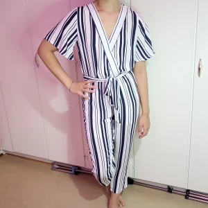 Onepiece  - Randig Onepiece i vit/blå (marinblå) från bikbok. Ny/oanvänd (prislapp sitter kvar)