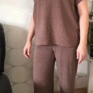 Brun set från Vero Moda - Säljer ett snyggt och bekvämt brunt set från Vero Moda. Toppen är kortärmad och byxorna har en loose passform med resår i midjan. Perfekt för en avslappnad dag hemma eller en casual utflykt. Materialet känns mjukt och skönt mot huden.