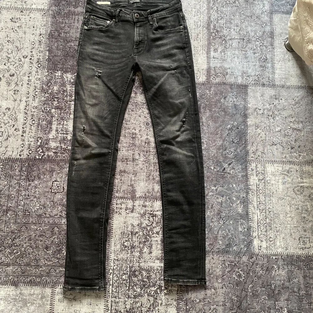 Säljer ett par svarta Slim jeans i mycket bra skick. De har en Slim passform och har en riktigt schysst tvätt. Perfekta för både vardag och fest!. Jeans & Byxor.