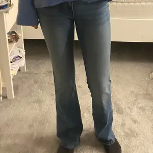 Säljer ett par snygga blå  jeans från Lindex i storlek EUR 40. De har en bootcut-stil som ger en skön retrovibe. Perfekta för både vardag och fest! 🦋