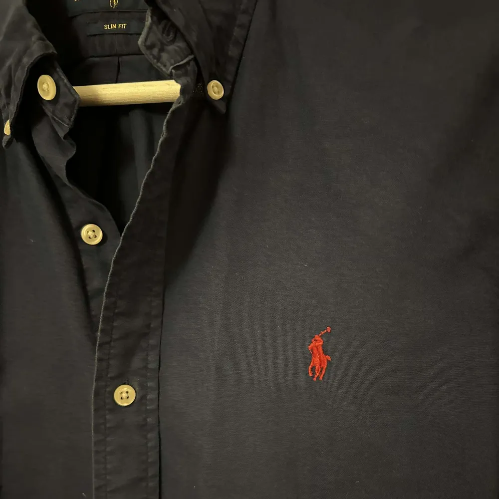 Säljer en stilren skjorta från Ralph lauren i slim fit, skjortan är i 8/10. Dm för ytterligare info. Skjortor.