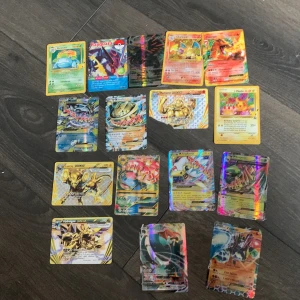 Pokémon kort - Alla säljs i paket för typ 100 kr för ett sen om man vill ha alla kort köp för 550kr👍