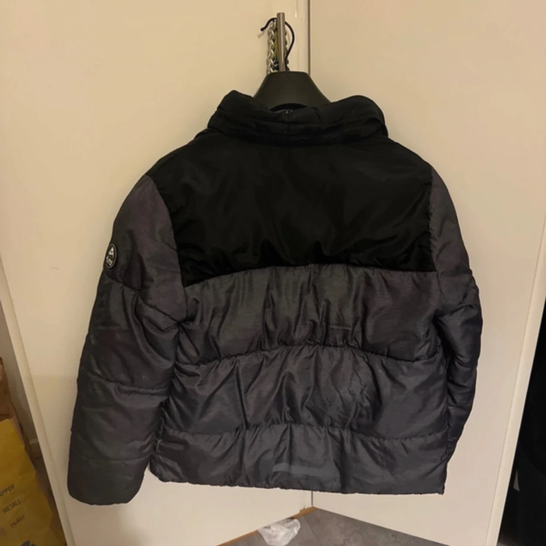 Svart och grå pufferjacka från hm - 90