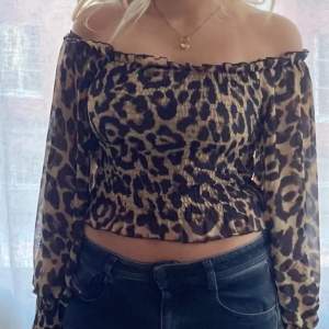 Säljer en superfin leopardmönstrad offshoulder-top med långa ärmar🐆