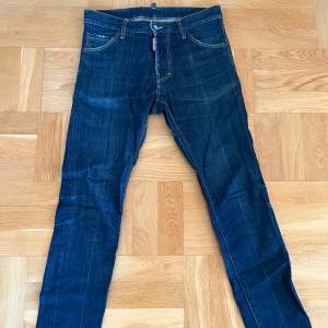 Ett par cleana Dsquared Jeans i mycket bra skick utan hål/färg, knappt använda. Storlek 46, hör av er om ni har frågor!