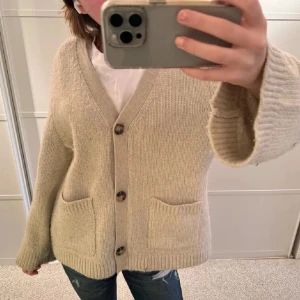 sååå snygg kofta  - fin kofta ifrån lindex!!! lite nopprig med annars fin❤️❤️❤️❤️