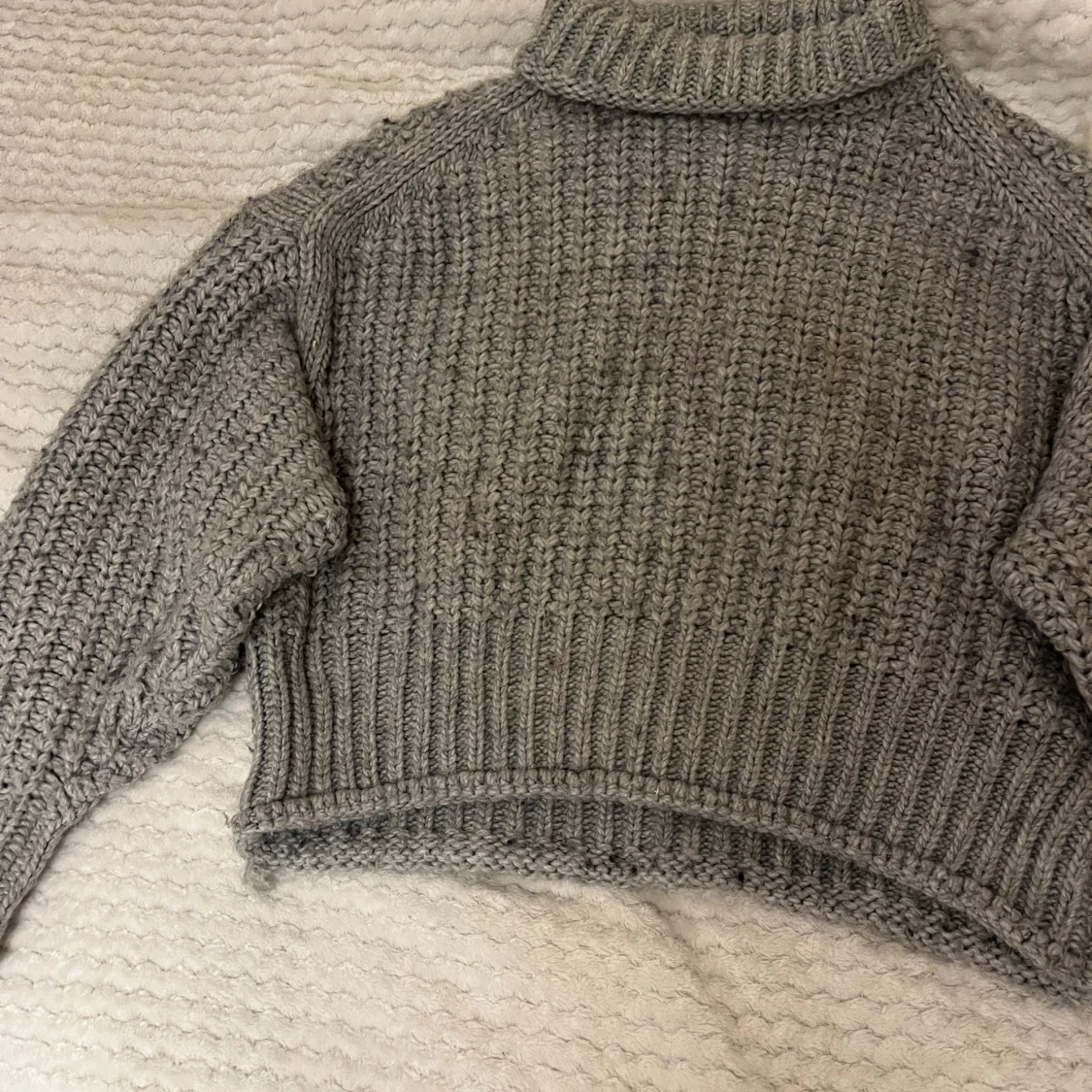 Grå stickad polotröja