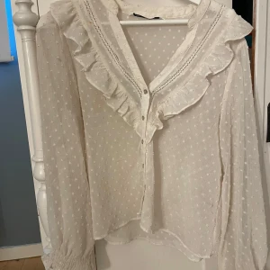 Fat blus - En jättesöt blus ifrån zara! Har en liten rosa fläck men annars inga defekter, se bild två. Därav billigare pris men det syns knappt när man har på tröjan. Köpt för 349. 