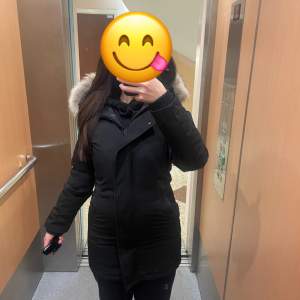 Säljer en svart dunjacka från Canada Goose i bra skicka då den är för liten för mig.  Modell victoria. Köpt för Jackie för ungefär 10 000 kronor. Jackan har en mysig pälsfodrad huva och är perfekt för kalla vinterdagar. Den har en dragkedja och knappar framtill för extra skydd mot kylan. Storleken är dam xxs. Kan tänka mig att gå ner i pris vid snabb affär. 