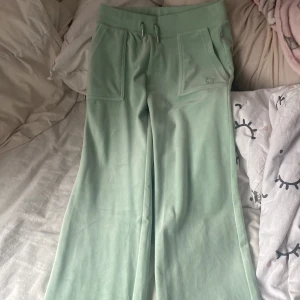 Juicybyxor  - Säljer mina juicy eftersom det inte längre passar mig, har inte använt mycket så det är inget fel på de. Ingen missfärgning heller!