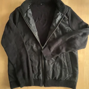  Hampton Republic tröja med dragkedja - Säljer en svart tröja från Hampton Republic i storlek M. Den är i bra skick. Skriv privat för prisförslag 