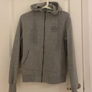 Kofta - Kosta med luva. Säljer då den inte är min stil