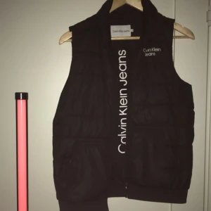 Calvin Klein väst - tjo! Säljer denna feta väst till ett utmärkt pris! Hör av dig för fler bilder info! Fraktas alltid samma dag vid köp innan 17💸