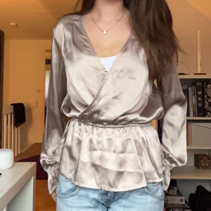 Blus - Gullig rosa/beige blus som knappt kommer till användning. 💕