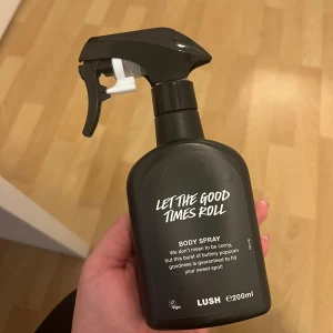 Lush let the good times roll body spray - Säljer min i princip fulla lush body spray eftersom den inte kommer till användning då jag har massa andra parfymer som jag använder istället. Köpt för 1,5 månader sen på lush butiken i gbg. Använt drygt 6-7 gngr.