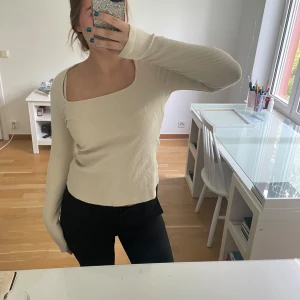 Tröja &otherStories - Säljer denna fina tröja som jag fått och aldrig använt! 🩷🩷🩷