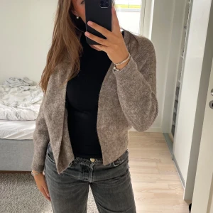 Stickad kofta - Säljer denna jättefina stickade koftan då jag inte har använt den, nypris 500kr