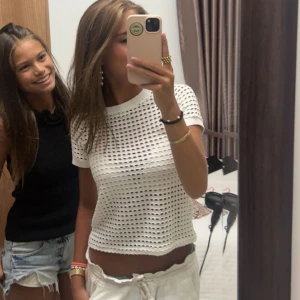 Festtopp mango - Säljer skit snygg festtopp eller tshirt från mango!❤️ stickat material och hål i, perfekt till fest! Storlek XS, köpt för 400 kr, säljer för endast 299!🥰 fint skick!