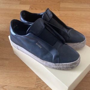 Axel Arigato skor  - Svarta Arigato Clean 360 laceless. Bra skick och allt i boxen ingår såsom skopåse och stickers. Lite smutsiga på sulan men väldigt lätt att få bort. 