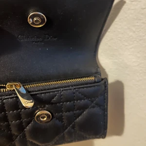 Dior plånbok - Använd endast en gång. Äkta dior plånbok.  Har fått den i present men vill bli av med den av privata skäl, därav inget kvitto samt det billiga priset 🥰 Ny pris 5 334kr