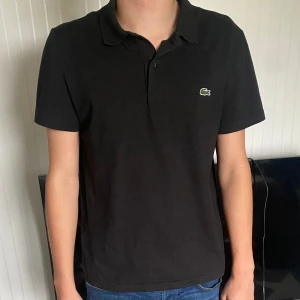 Lacoste piké  - Endast använd 1 gång, inköpt från zalando. Säljer för är inte nöjd med den, modellen är 185 och 74kg