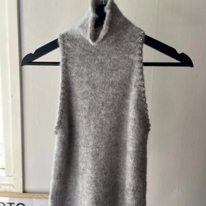 Grå väst från Zara - Stickad väst från Zara. Pärlor vit ärmarna 