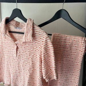Set från Zara - Orange/beige randigt set från Zara. Byxorna en aning vida nertill 