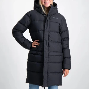 Jacka - Svart jr long puffer från Peak Performance, inga defekter🤍 Köpt för 3 200kr