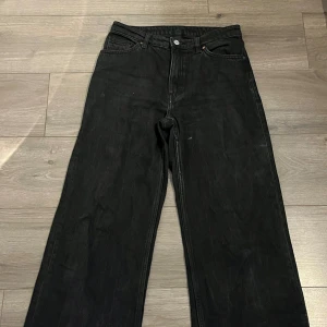 Baggy jeans - Säljer dessa svarta baggy jeans pga av att jag inte längre använder de. De är midwaist. Inga fel på de, ser nya ut. Öppen för prissänkning. Hör av er vid frågor🥰
