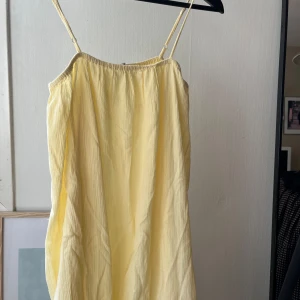 Sommarklänning från Nakd - Ljusgul sommarklänning från Nakd