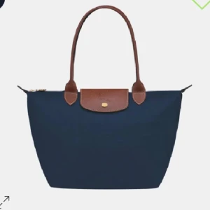Longchamp väska  - Vill endast göra byte på min Longchamp till en L då jag har M nu🩷 min väska är utan skador och vill ha en hel utan skador också i samma färg🩷 skriv till mig vid intresse 