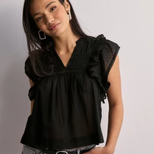 Neo Noir Blus - Blus från Neo Noir, bra skick och använd runt 3 gånger🙌🏼Köpte för 700kr och säljer för 499kr!