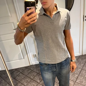 Piké tröja - Säljer min piké tröja från  j.lindberg. Den är i storlek s och är i mycket bra skick. Kom gärna med prisförslag!!